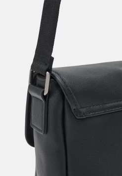 Pier One UNISEX - Umhängetasche - Black -Pier One Verkaufsgeschäft 3675c8ea1f324a1d83ec42e8c3192653