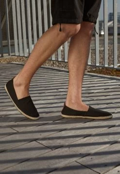 Pier One RENA ESPADRILLE UNISEX - Espadrille - Black -Pier One Verkaufsgeschäft cb806f944ebf47a1be125d225ca7178e